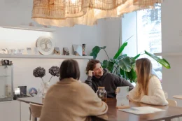 Three people talking over tea at the energy bar in Energy Studio Vienna