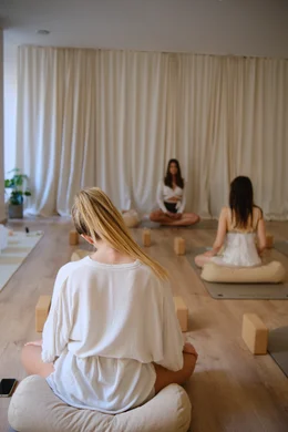 A small group class at Energy Studio Vienna, participants seated on cushions facing the teacher